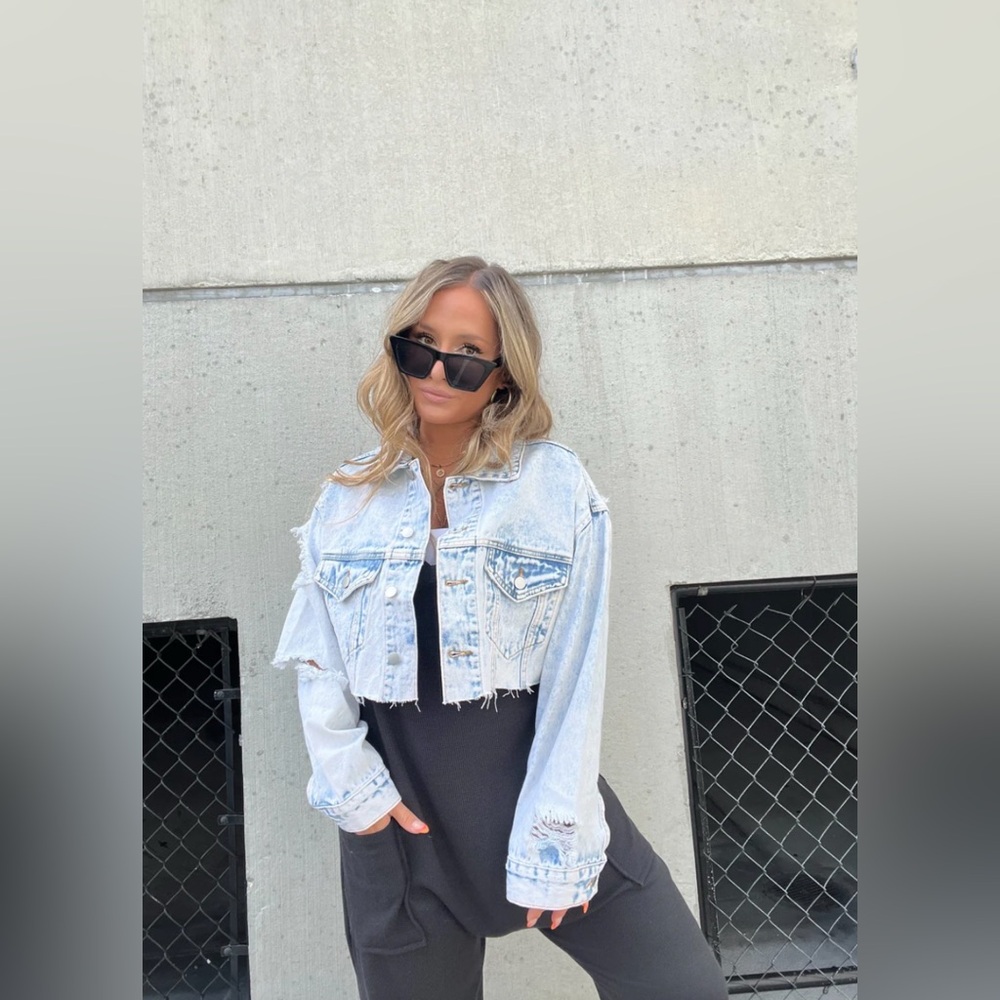 POL Retro Crop Distressed Denim Jacket Sz M NWT!